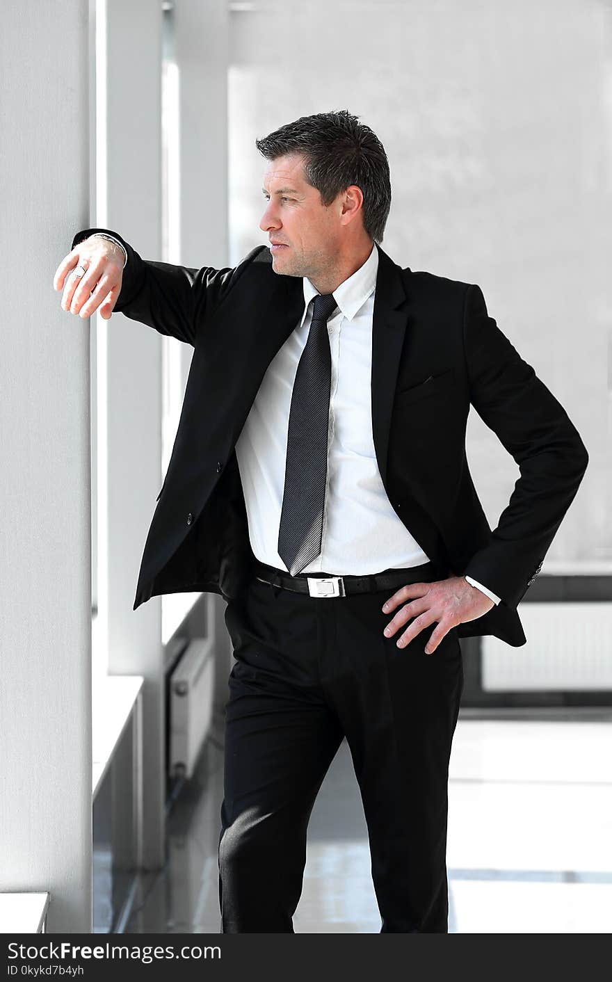 Portrait of confident businessman on blurred background. photo with copy space.