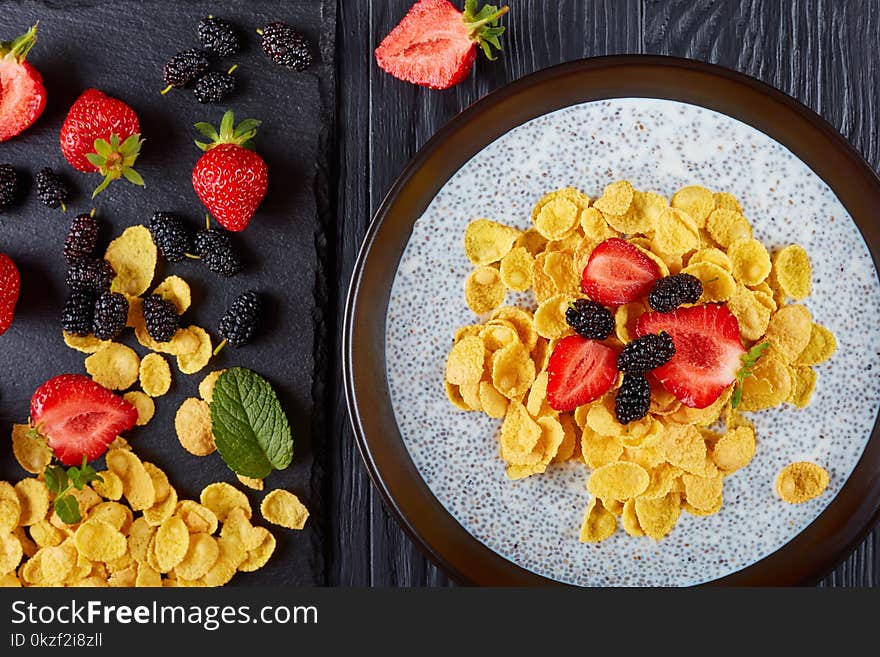 Corn flakes with chia seeds pudding