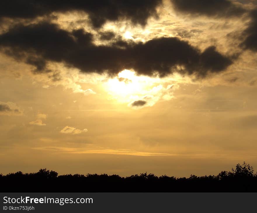 Sky, Cloud, Atmosphere, Daytime