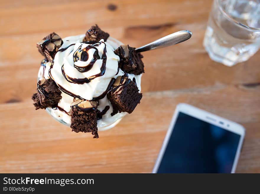 Ice cream and brownies on a table in a cafe.