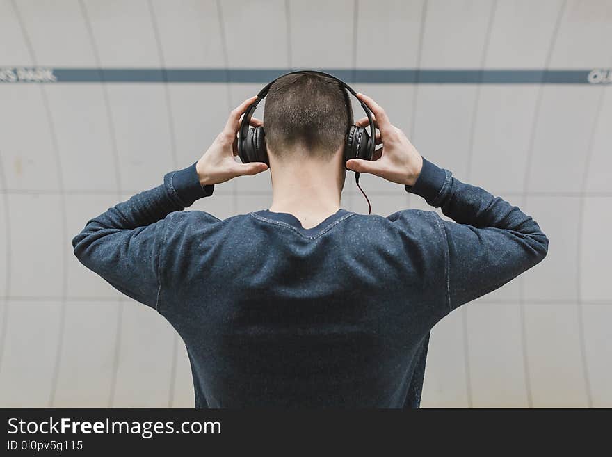 Man Wearing Gray Sweatshirt and Headphones