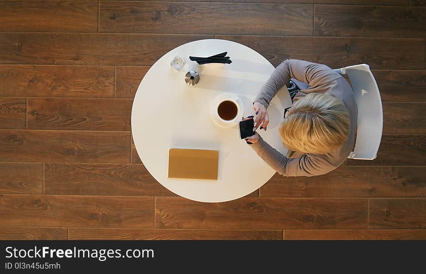 Young business women holding mobile phone text message during rest in coffee shop