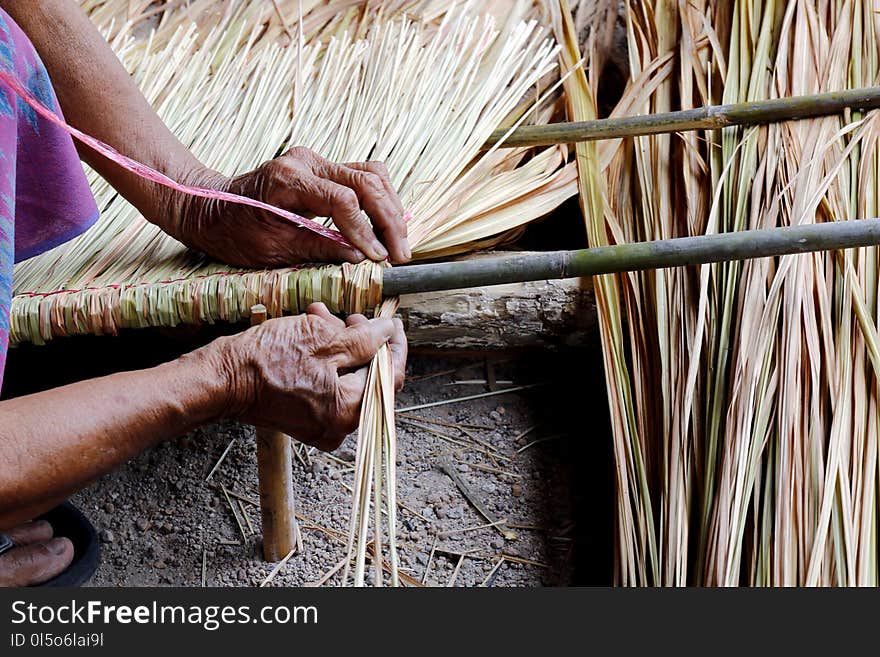 The picture shows how to make a panel vetiver for hut roof, handwork crafts of panel vetiver for hut roof, straw roof hut