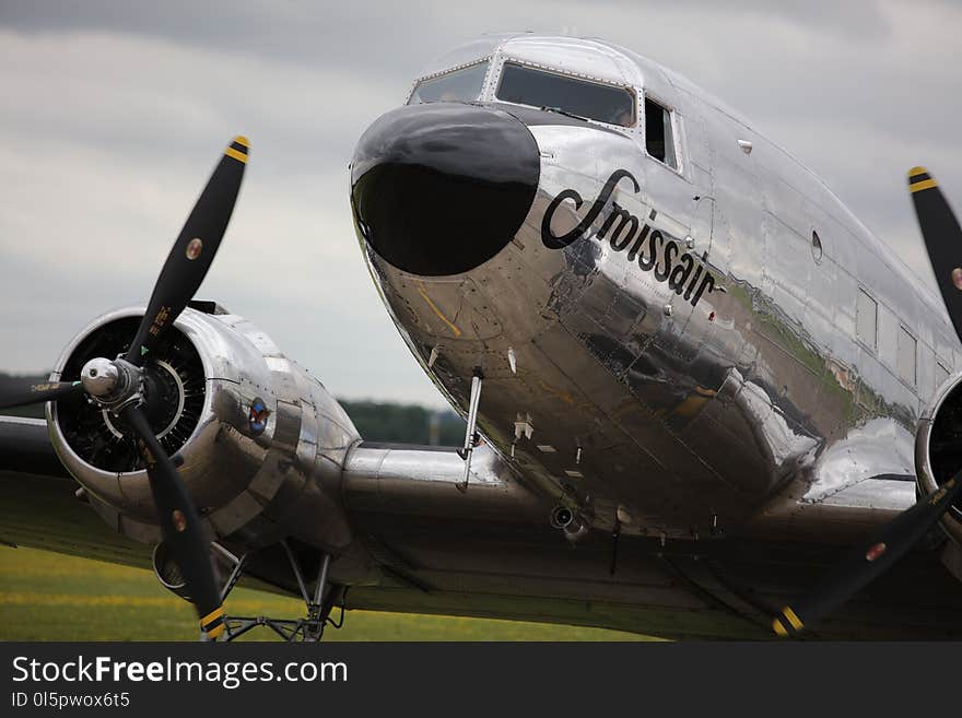 Sroissair Plane Under Gray Sky at Daytime