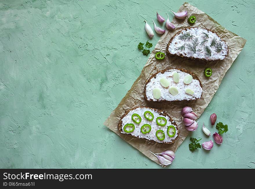 Snacks with rye bread and garlic sauce.