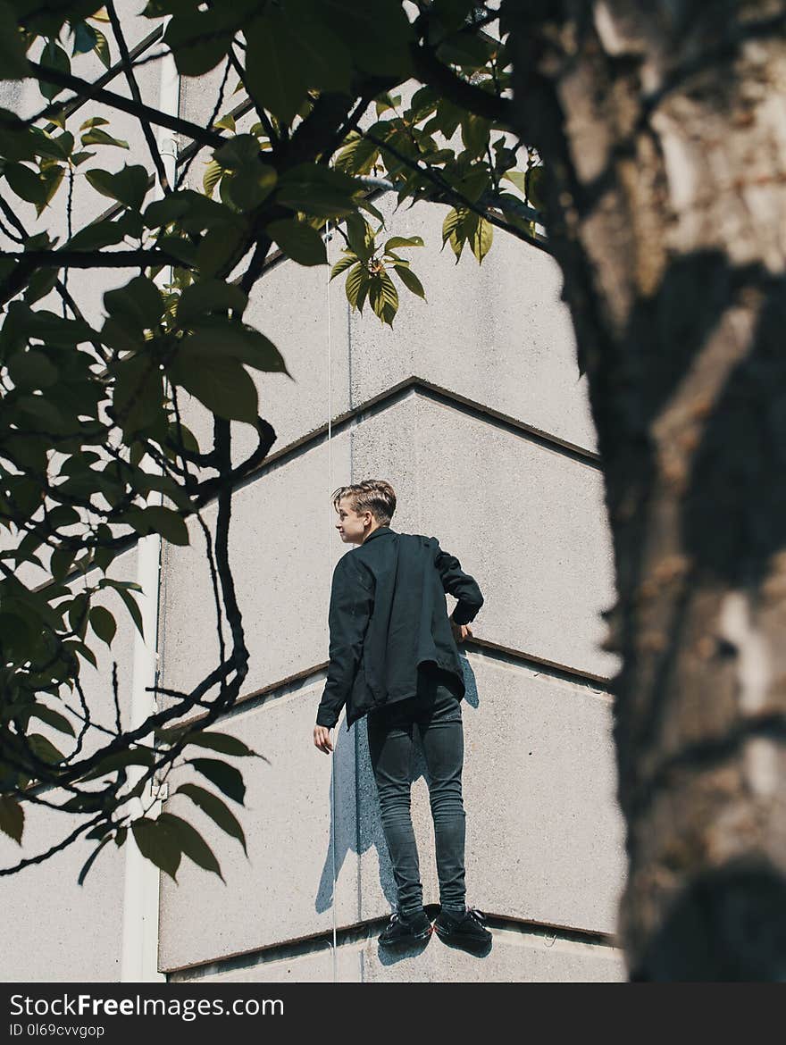 Man Wearing Black Long-sleeved Shirt