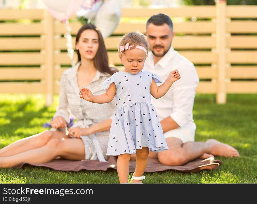 Couple in love on a picnic near their home, American style.