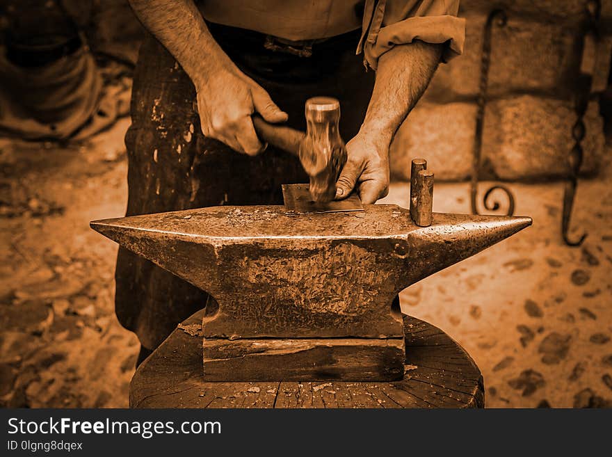 Hammer and anvil, detail of a forge, metal herramienas