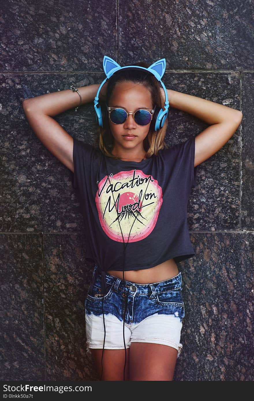 Cute teen girl with headphones and sun glasses