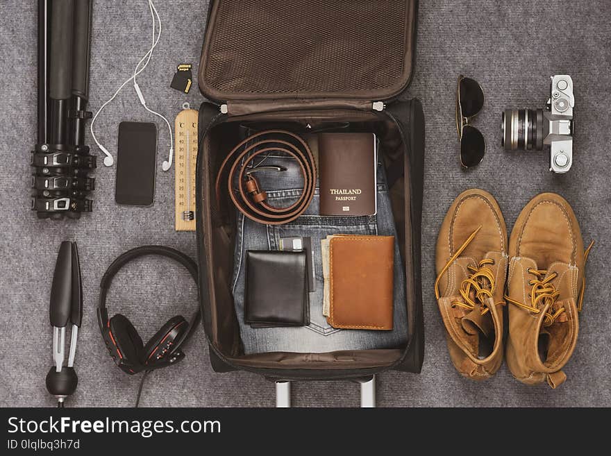 Prepare luggage for holiday travel such as packs, money, glasses, cameras, phones, headphones