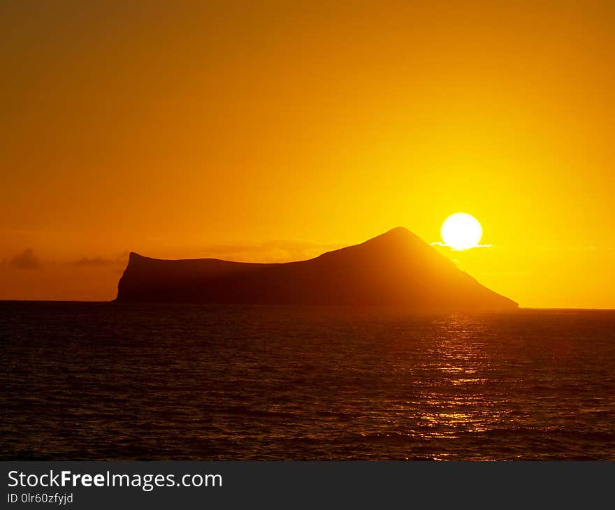 Sunrise over Rabbit & x28;Manana& x29; Island in Waimanalo Bay on Oahu.