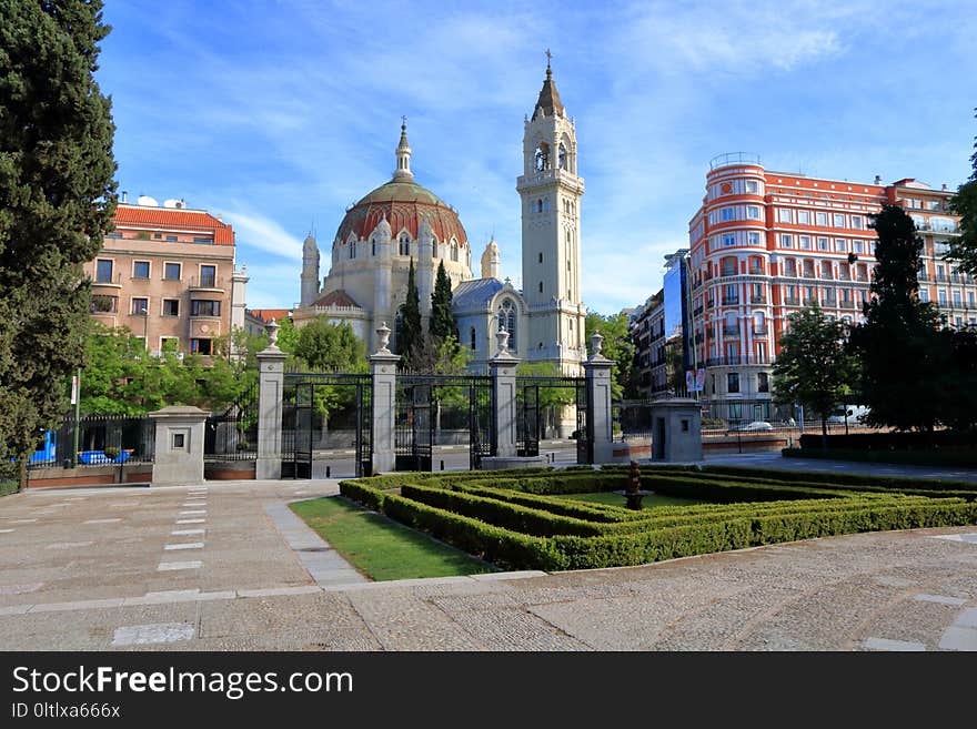 Landmark, Sky, City, Plaza