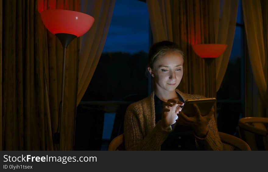 Woman using digital tablet computer device in cafe