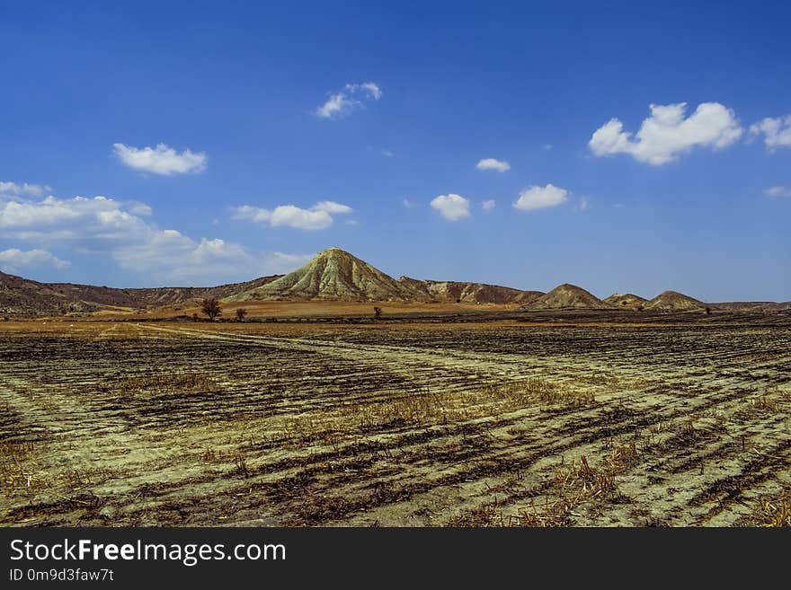 Badlands, Ecosystem, Sky, Grassland