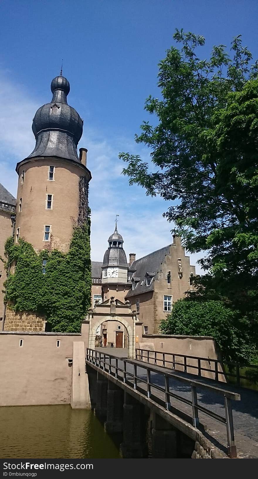 Sky, Château, Waterway, Landmark