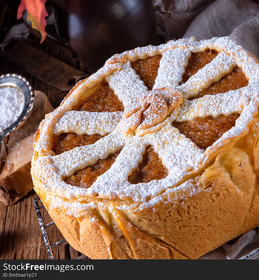 A Apples covered with a crunchy crust - this is the American Apple