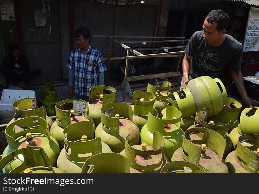 Residents cook ketupat using 3 kg LPG in the Kentangan area of Semarang. PT Pertamina MOR 4 anticipates public unrest over the scarcity of 3 kg LPG for Idul Fitri 1439 Hijriah, among others, to review LPG supplies of 3 KG to dealers or agents in the Municipality and Regency of Semarang as many as 52 agents consisting of 38 agents in Semarang City and 14 agents in Semarang Regency, all of them became Eid al-Fitr Task Force agents, including workers carrying LPG at the Kaliwungu gas station base, Kendal Regency. PT. Pertamina guarantees LPG supplies in Java Bali during June to December. Residents cook ketupat using 3 kg LPG in the Kentangan area of Semarang. PT Pertamina MOR 4 anticipates public unrest over the scarcity of 3 kg LPG for Idul Fitri 1439 Hijriah, among others, to review LPG supplies of 3 KG to dealers or agents in the Municipality and Regency of Semarang as many as 52 agents consisting of 38 agents in Semarang City and 14 agents in Semarang Regency, all of them became Eid al-Fitr Task Force agents, including workers carrying LPG at the Kaliwungu gas station base, Kendal Regency. PT. Pertamina guarantees LPG supplies in Java Bali during June to December