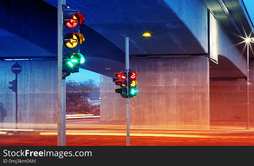 Trafficlights in the city at night time