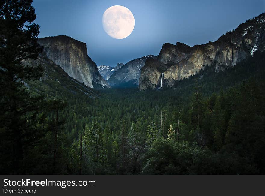 Full Moon long exposure at the Yosemite Tunnel in Yosemite National Park