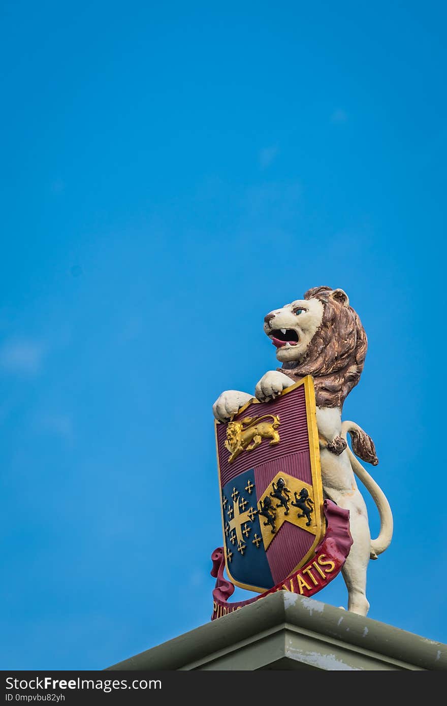 Sculpture of Lion holding city crest symbol standing on the Rochester Bridge over River Medway in Rochester City,Kent, England