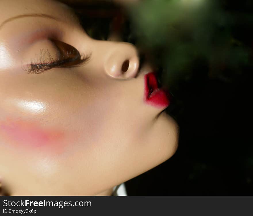 Head of a female mannequin with red kiss mouth