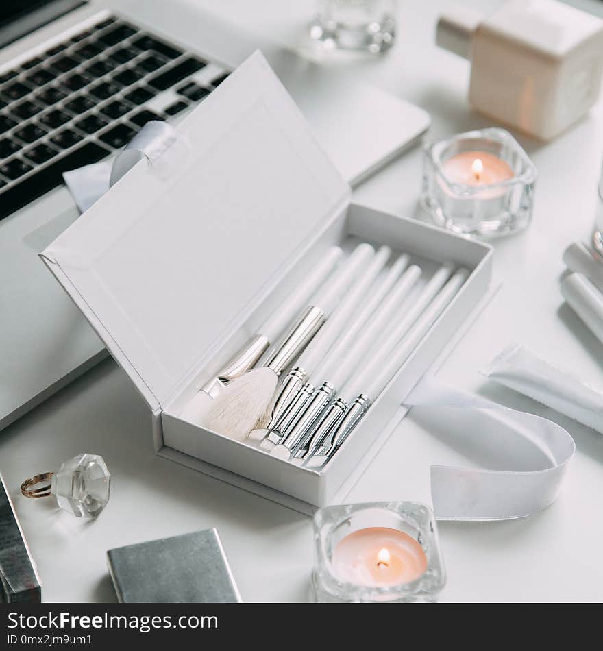 Brush brow and makeup artist in the set. Black and white sets. Flatley layout for blogger. Minimalism on the table, gold brushes