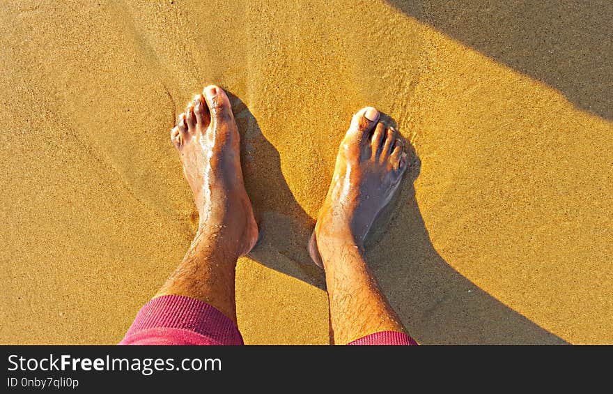 Pés descalços na areia da praia. Pés descalços na areia da praia