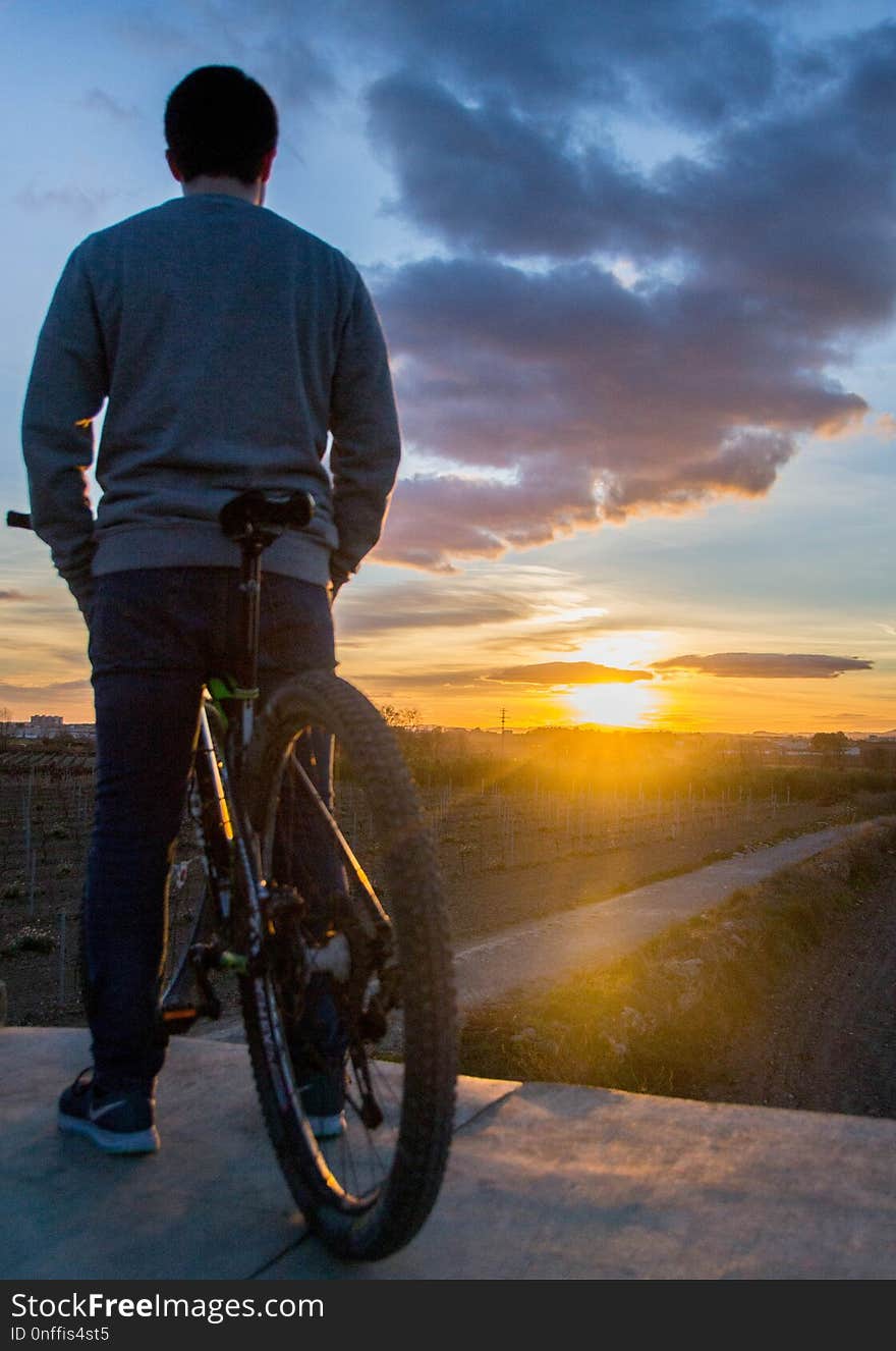 Sky, Land Vehicle, Bicycle, Cloud