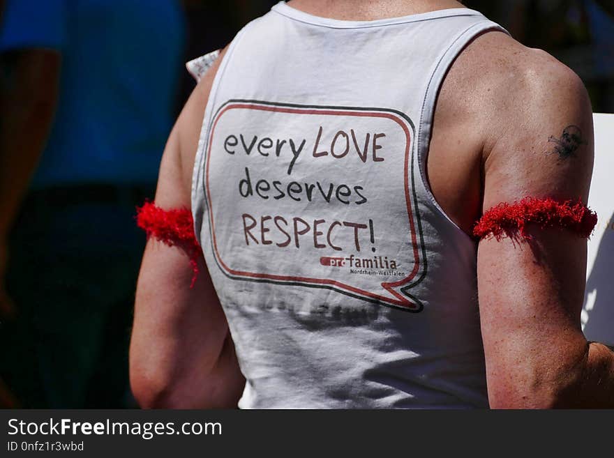 T Shirt, Shoulder, Joint, Hand