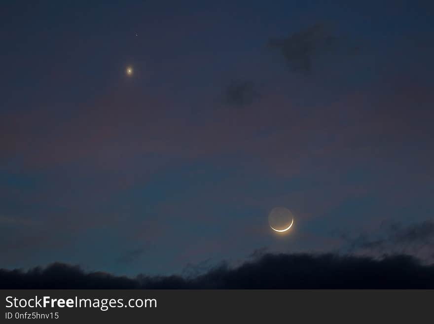 Sky, Atmosphere, Daytime, Moon