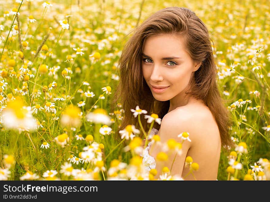 Photo of pretty brunette woman in chamomile field