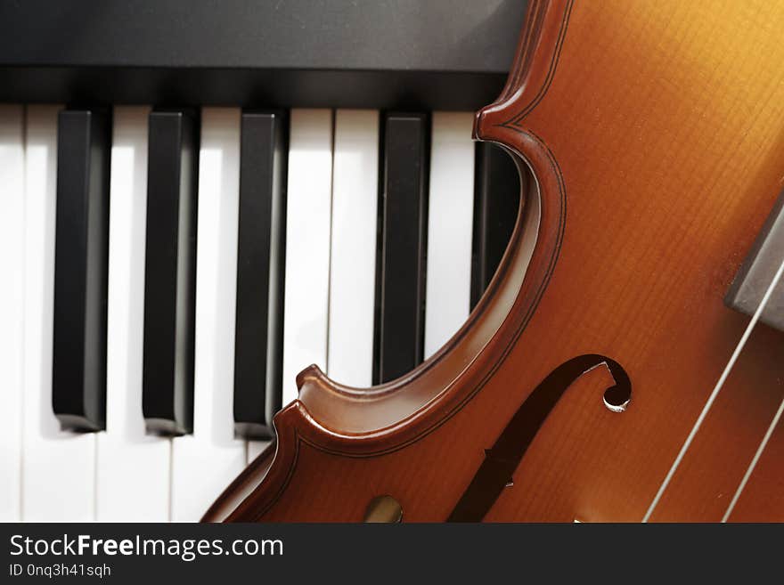 Piano keyboard with violin,top view