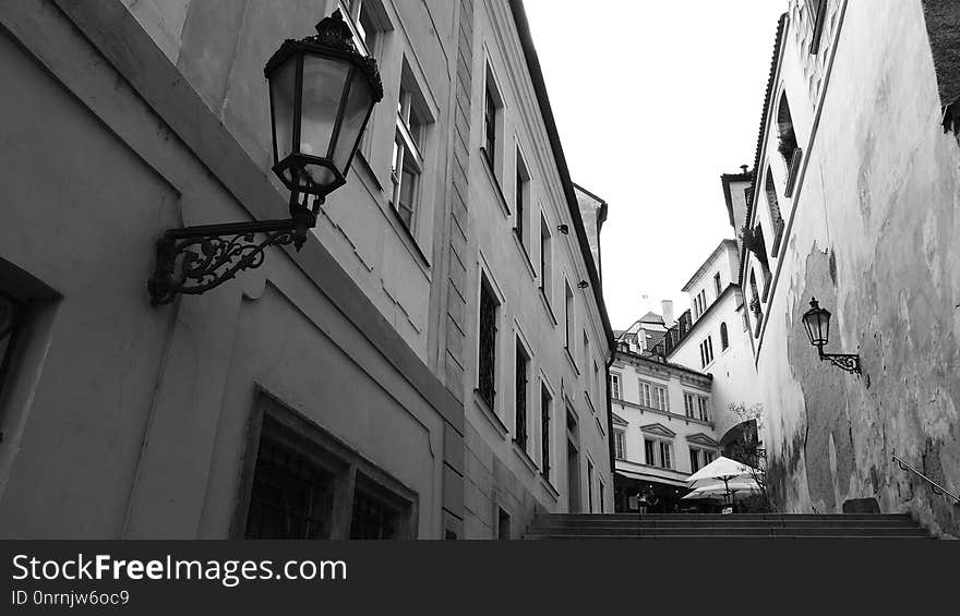 White, Black, Black And White, Alley