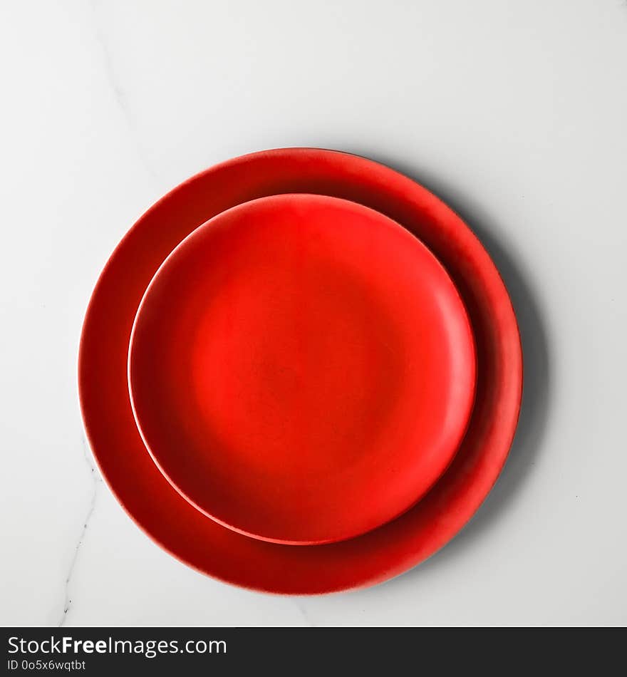 empty red plate on marble - recipe and restaurant mockup flatlay concept