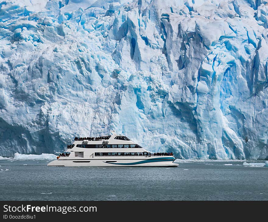 Tourist boat near Upsala glacier