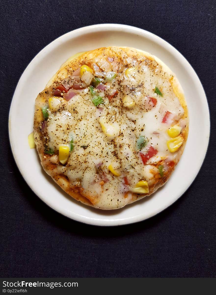 ¬¬ Homemade sweet corn vegetable pizza: a popular food of everybody.