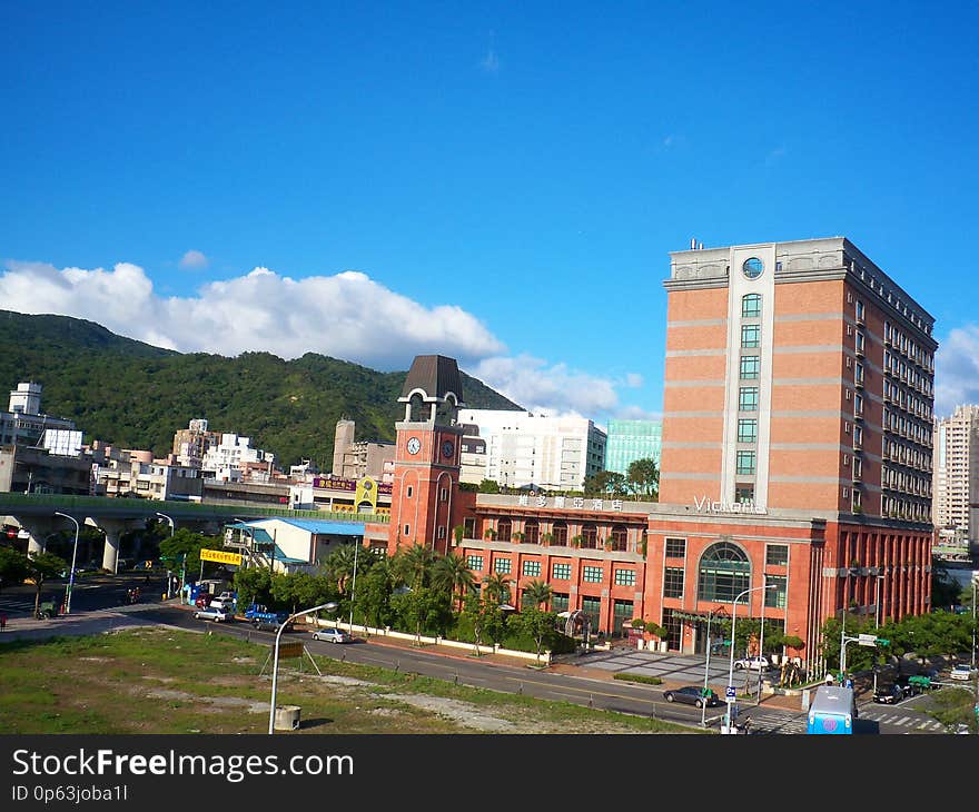 從美麗華百樂園四樓陽臺東北望維多利亞酒店。. 從美麗華百樂園四樓陽臺東北望維多利亞酒店。