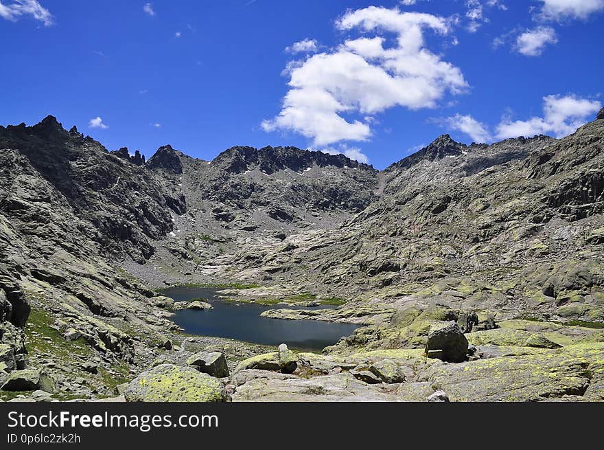 El circo de Gredos es un circo glaciar situado en la zona central de la vertiente norte de la Sierra de Gredos &#x28;sierra perteneciente al Sistema Central&#x29;. Administrativamente está dentro del término municipal de Navalperal de Tormes, un municipio español ubicado en el suroeste de la provincia de Ávila &#x28;sur de Castilla y León&#x29;. Es uno de los parajes más importantes del Parque Regional de la Sierra de Gredos. Es el circo glaciar más extenso de la Sierra de Gredos y de todo el Sistema Central, con sus 33 hectáreas de superficie aproximada. En el este del circo está el Pico Almanzor, el más alto de la cordillera con sus 2592 msnm.