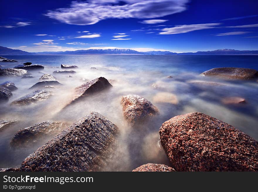 Beautiful scenery on the shore of selimu lake in xinjiang，Lake selimu, the last tear of the Atlantic ocean, is really very beautiful, as blue as the sea, as vast，Waves beat against the rocks on the shore, creating layers of white fog