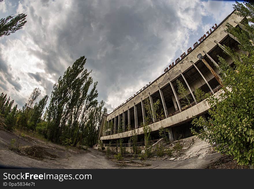 Ich habe mich entschieden, die Fotos, die in Chernobyl entstanden sind, der Allgemeinheit ohne jegliche LizenzansprÃ¼che frei zur VerfÃ¼gung zu stellen. Grund fÃ¼r diese Entscheidung ist, dass die Fotos die Gefahren der Atomenergie bildlich und eindrÃ¼cklich darstellen, gerade wenn man bedenkt, dass seit dem Supergau schon 30 Jahre vergangen sind. Ich hoffe die Fotos geben dem einen oder anderen einen Denkanstoss seinen persÃ¶nlichen Energiehaushalt zu reflektieren und zu Ã¼berdenken. Die Strahlung die in Tschernobyl freigesetzt wurde ist Heutzutage, nachweislich auf der ganzen Welt verteilt. Die Problematik der weltweit eingesetzten Atomenergie betrifft uns somit alle. Ich habe mich entschieden, die Fotos, die in Chernobyl entstanden sind, der Allgemeinheit ohne jegliche LizenzansprÃ¼che frei zur VerfÃ¼gung zu stellen. Grund fÃ¼r diese Entscheidung ist, dass die Fotos die Gefahren der Atomenergie bildlich und eindrÃ¼cklich darstellen, gerade wenn man bedenkt, dass seit dem Supergau schon 30 Jahre vergangen sind. Ich hoffe die Fotos geben dem einen oder anderen einen Denkanstoss seinen persÃ¶nlichen Energiehaushalt zu reflektieren und zu Ã¼berdenken. Die Strahlung die in Tschernobyl freigesetzt wurde ist Heutzutage, nachweislich auf der ganzen Welt verteilt. Die Problematik der weltweit eingesetzten Atomenergie betrifft uns somit alle.