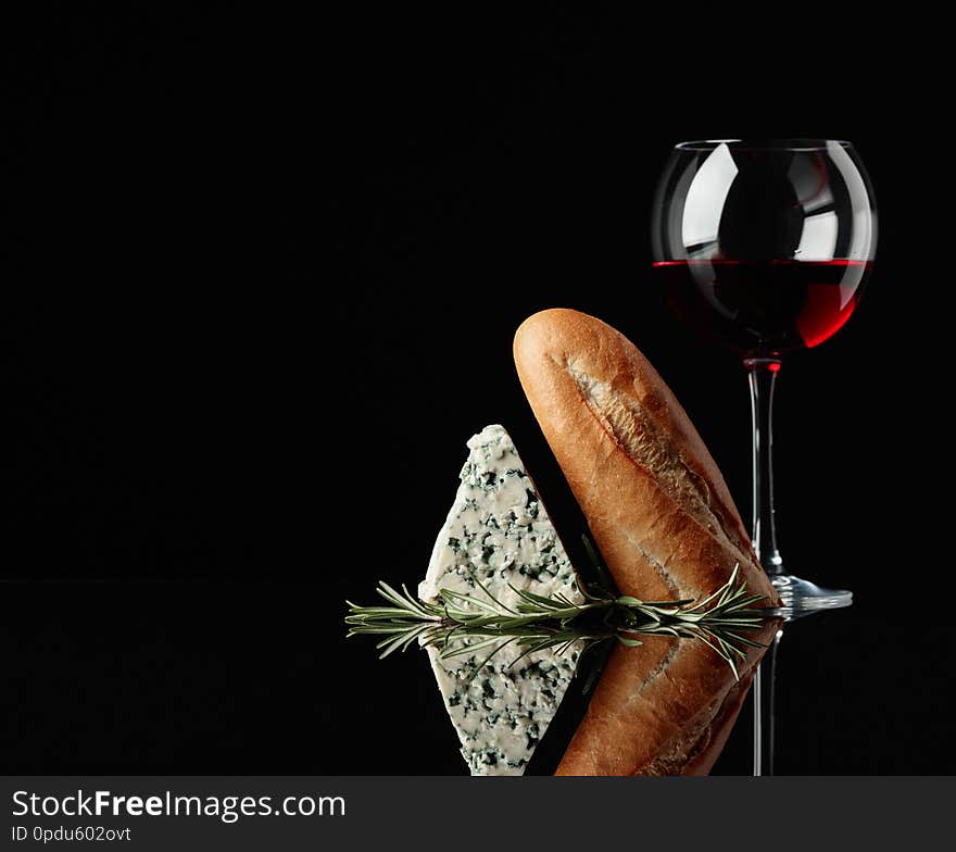 Blue cheese with bread, rosemary and wine