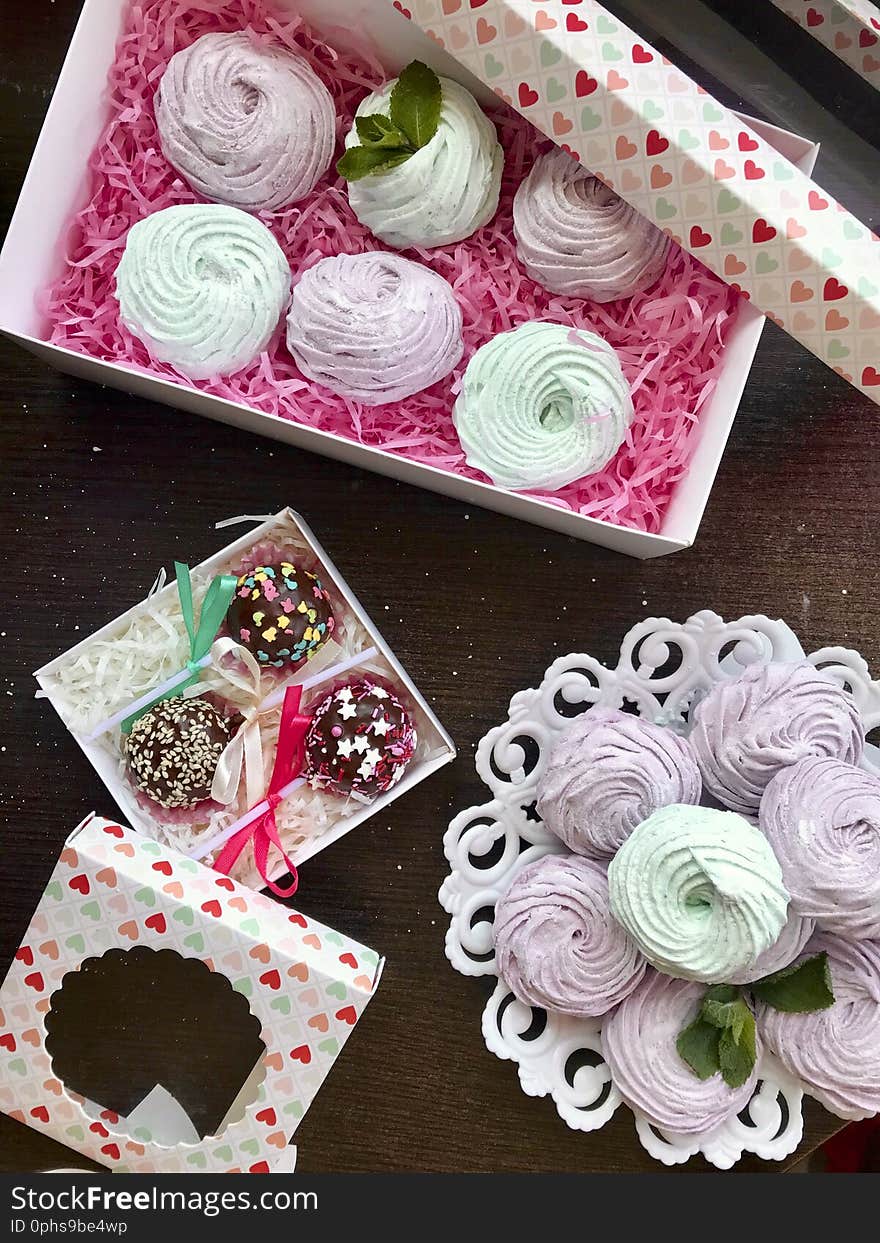 Gift sets of desserts. Homemade cake pops and marshmallows are packed in beautiful gift boxes