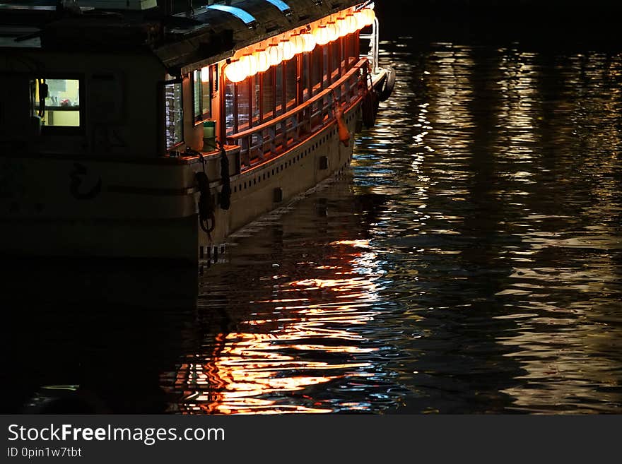 Night view of the sightseeing ship