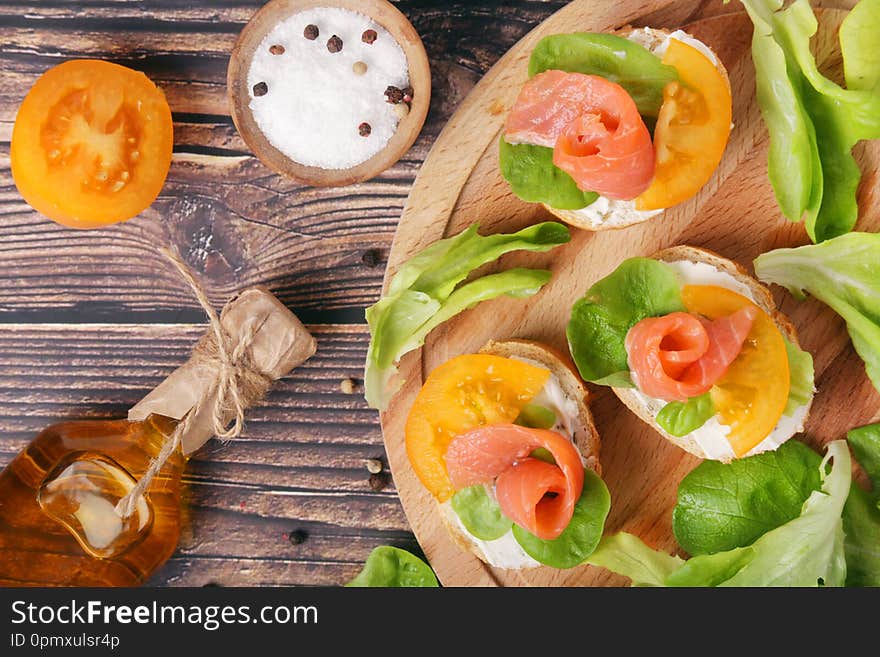 Sandwiches with salmon and cheese