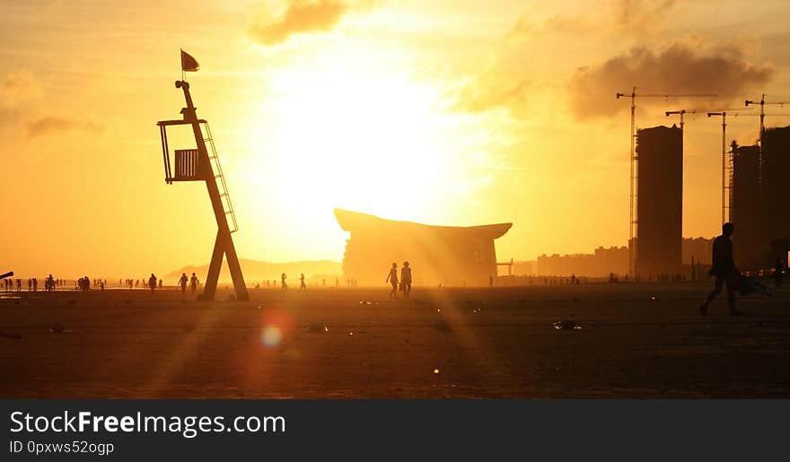 The twilight of the sea reflects the yellow light, the observation deckï¼ŒThe rays of the setting sun are scattered in the sea