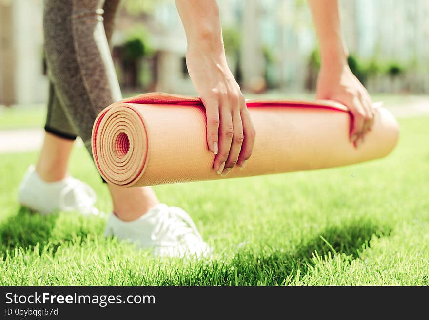 Focused photo on healthy woman that doing sport