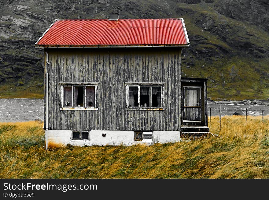 The house is weathered and abandoned with a red roof. It is located near the village Vinstad and Bunes Beach. The house is weathered and abandoned with a red roof. It is located near the village Vinstad and Bunes Beach.