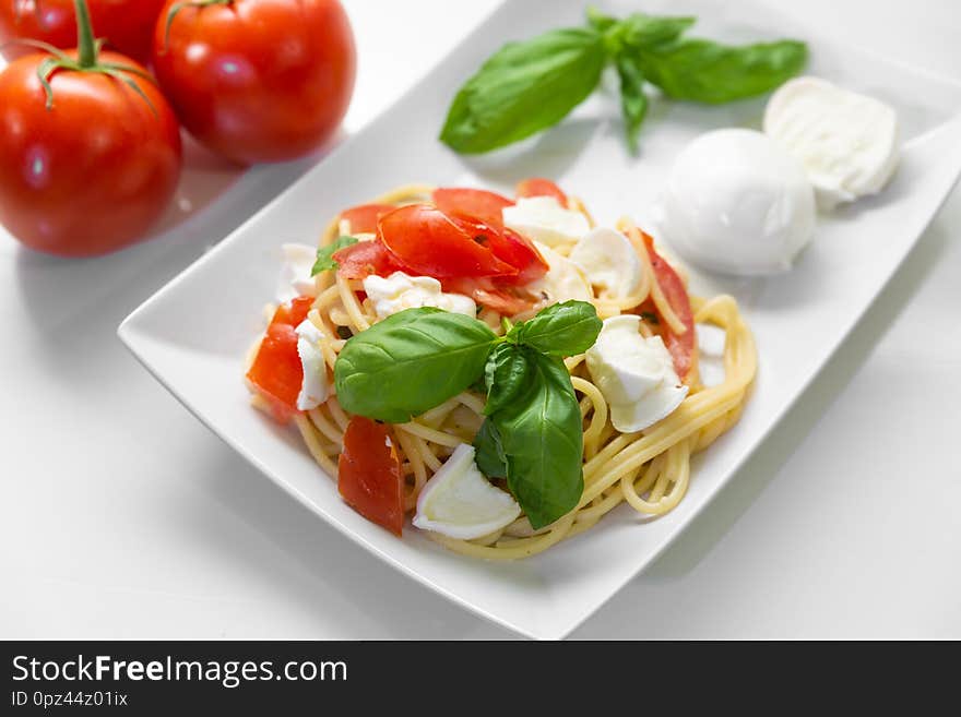 Spaghetti with fresh tomatoes, basil, mozzarella and some oregano