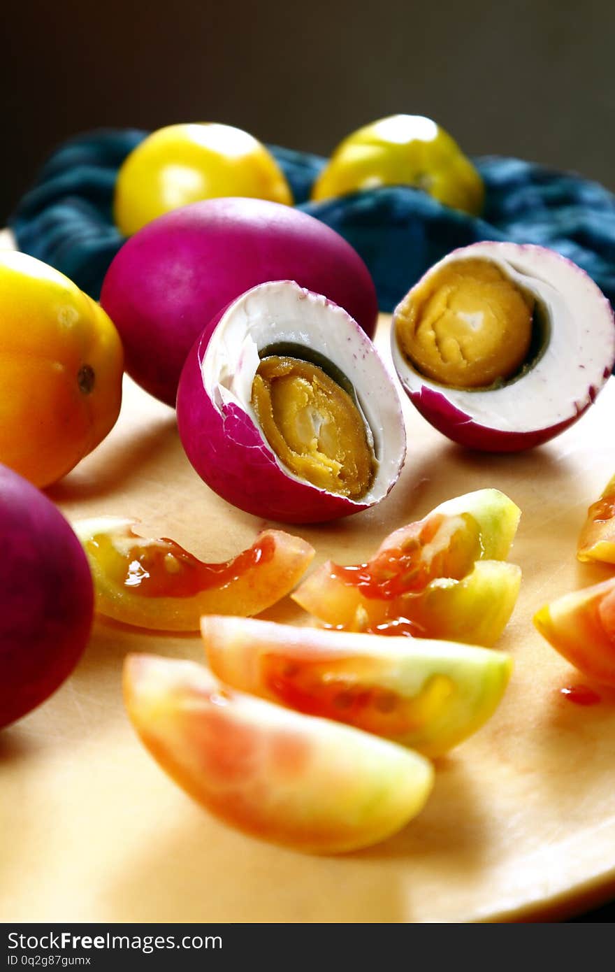 Photo of salted duck eggs and tomatoes