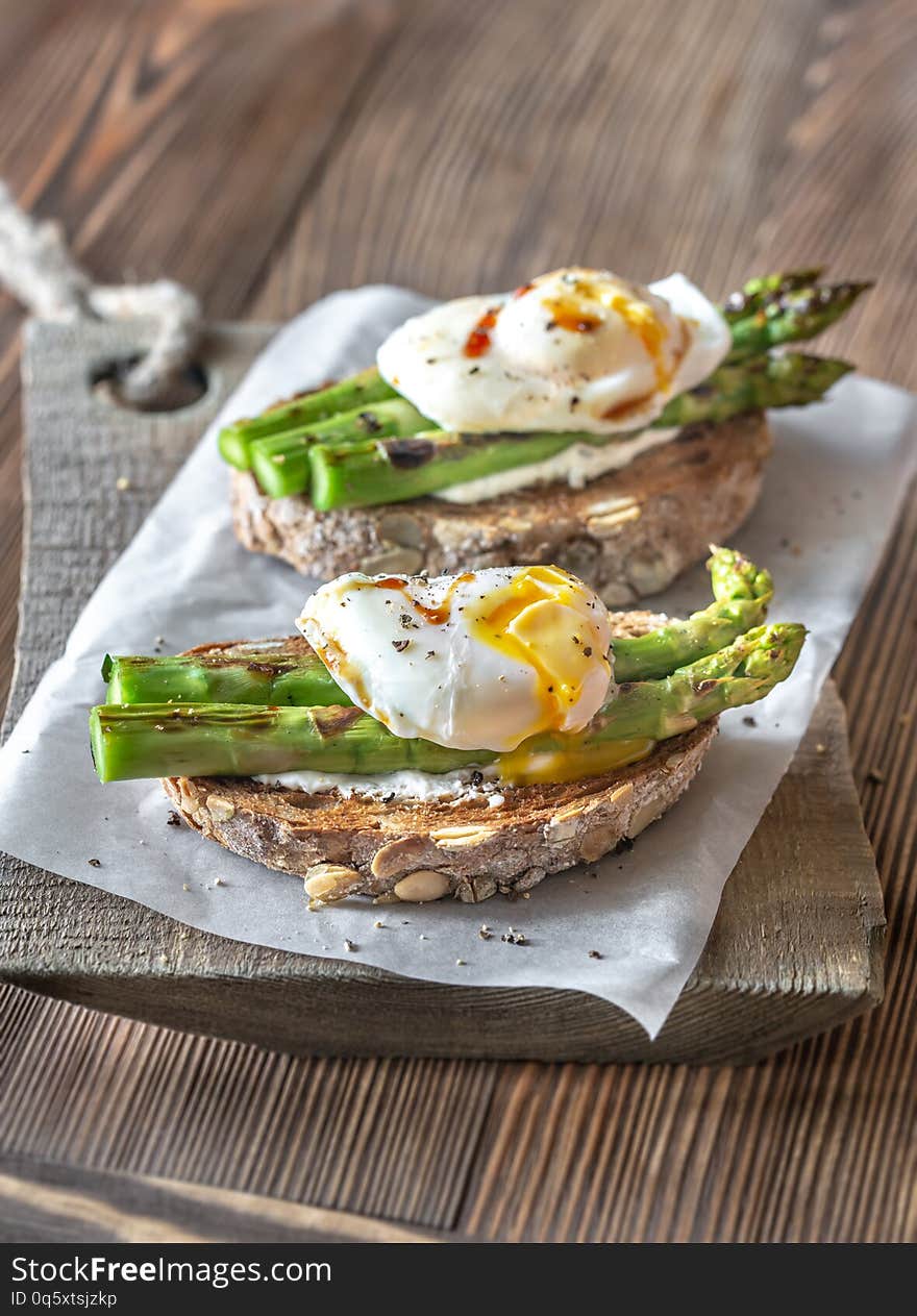 Sandwich with asparagus and egg